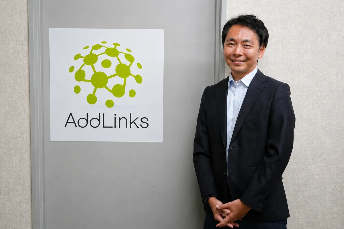 株式会社アドリンクスの看板の前に立つ代表取締役 斉藤亮太様